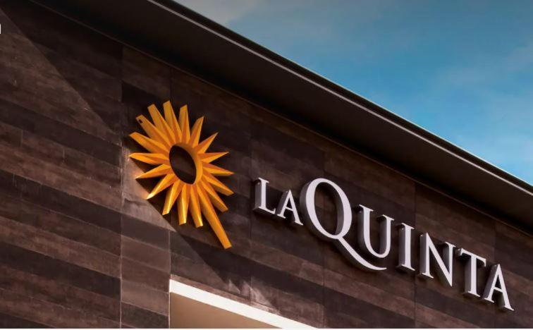 La Quinta Inn & Suites By Wyndham Tulsa Downtown - Route 66 Buitenkant foto