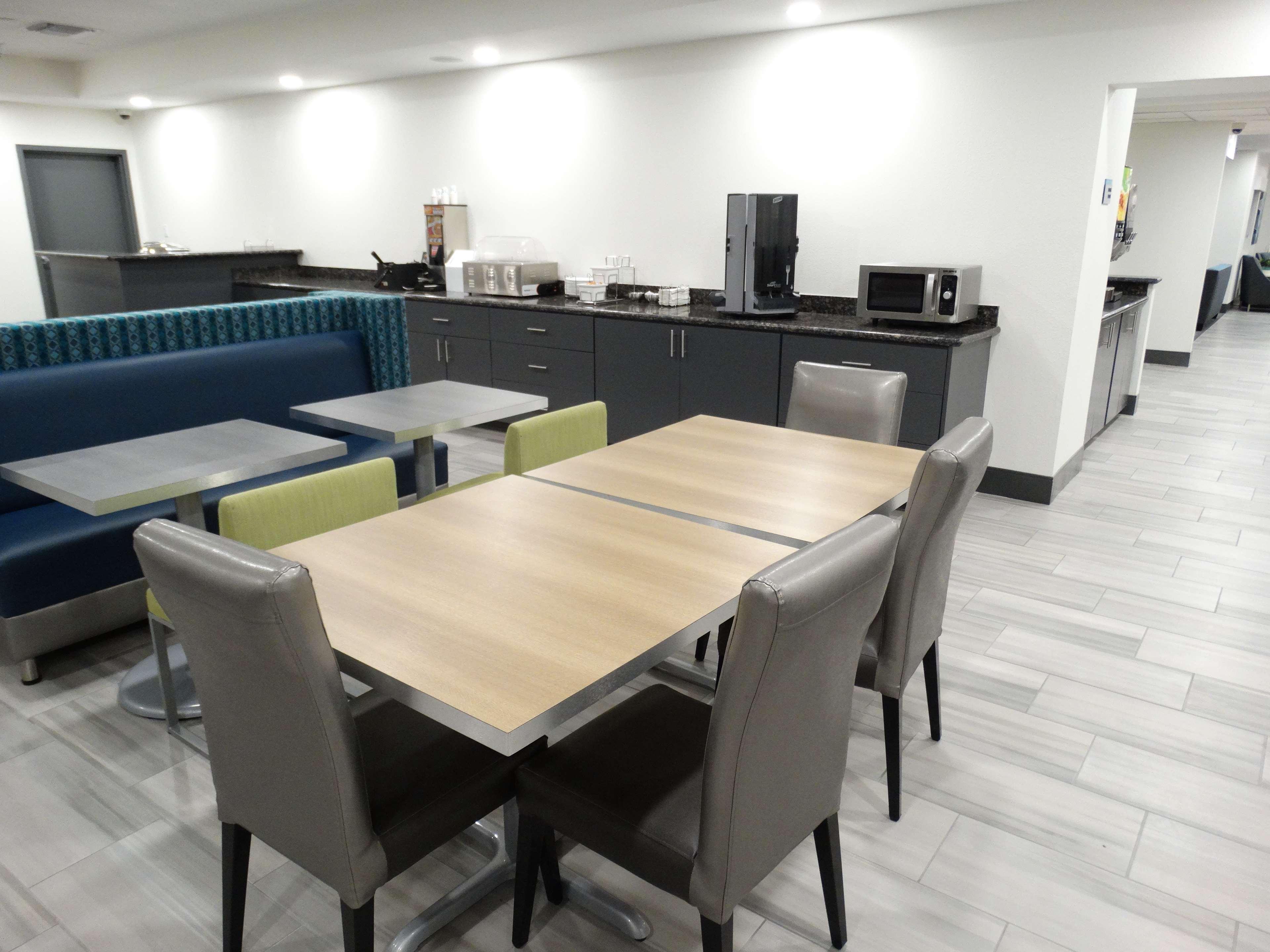 La Quinta Inn & Suites By Wyndham Tulsa Downtown - Route 66 Buitenkant foto
