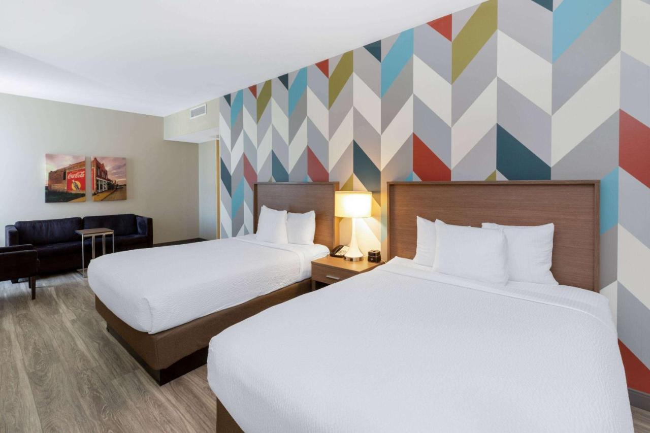 La Quinta Inn & Suites By Wyndham Tulsa Downtown - Route 66 Buitenkant foto