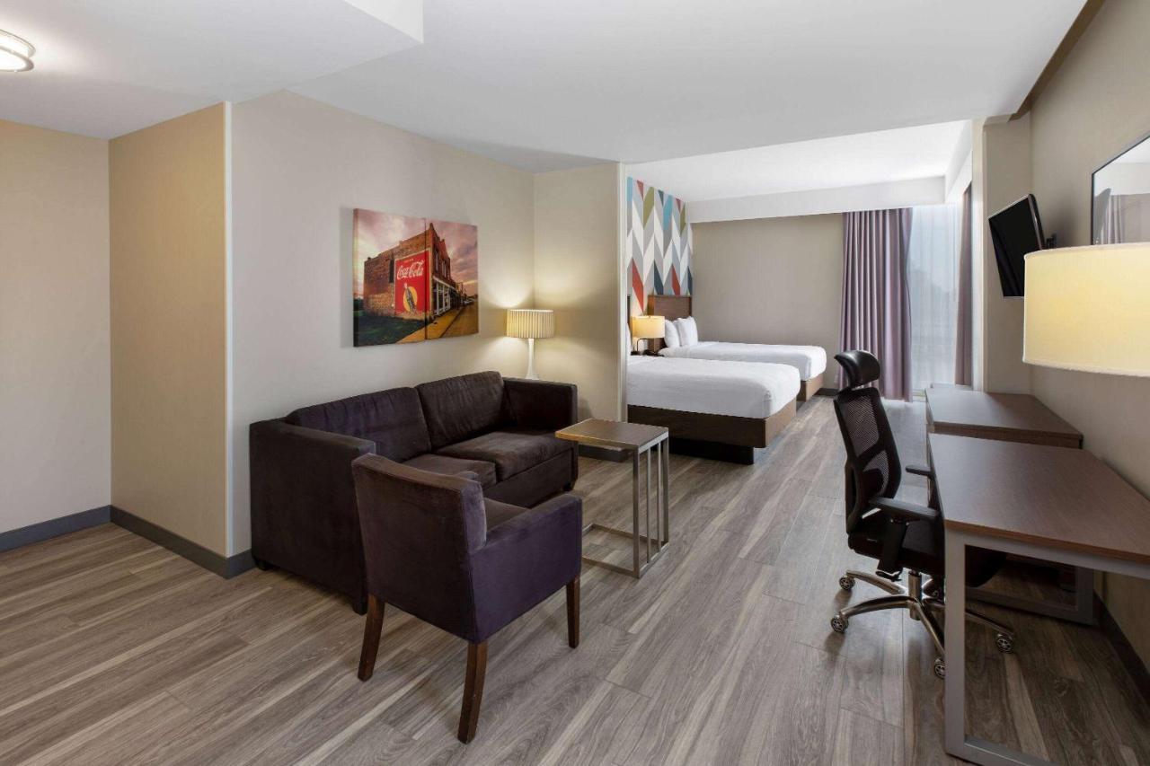La Quinta Inn & Suites By Wyndham Tulsa Downtown - Route 66 Buitenkant foto