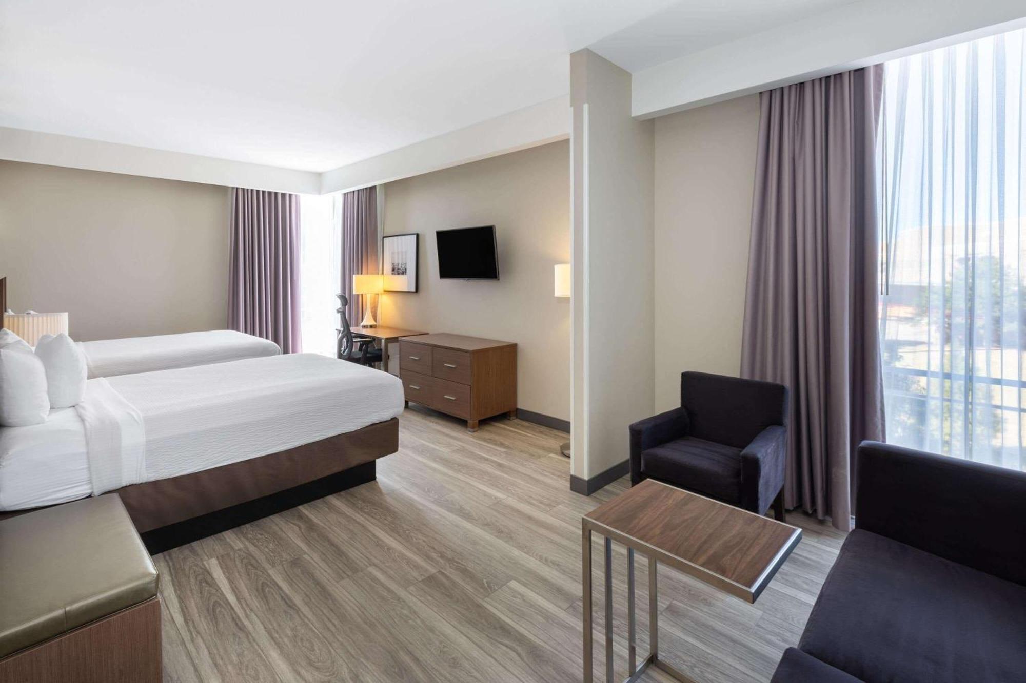 La Quinta Inn & Suites By Wyndham Tulsa Downtown - Route 66 Buitenkant foto